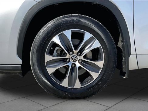 Used 2022 Toyota Highlander XLE AWD/4WD image 11
