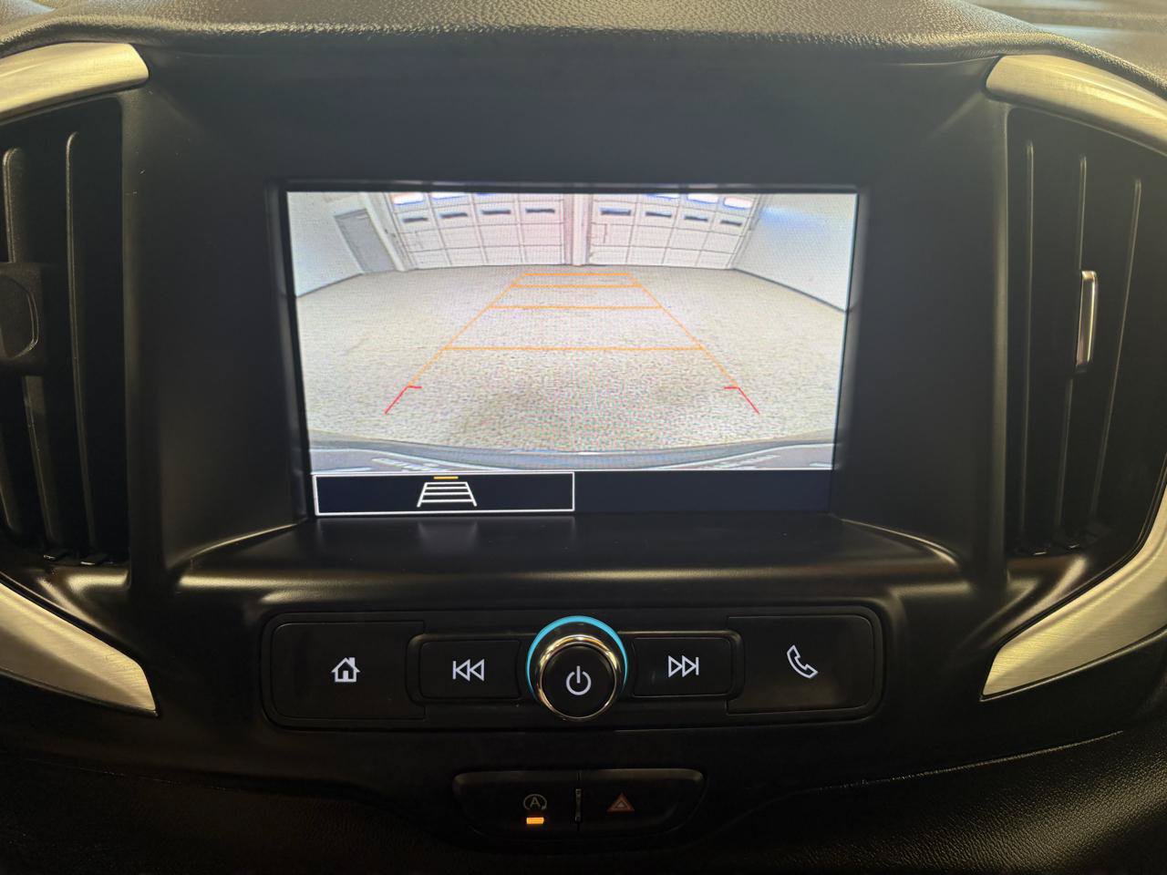 Used 2024 GMC Terrain SLE w/ Driver Convenience Package FWD image 19