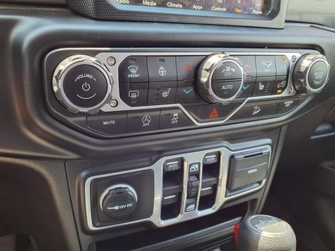 Used 2018 Jeep Wrangler Unlimited Sahara AWD/4WD image 29