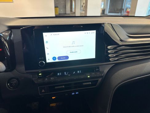 Used 2025 Toyota Camry SE image 18