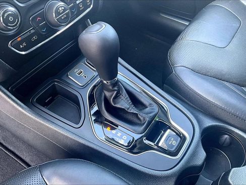 Used 2019 Jeep Cherokee Limited image 14