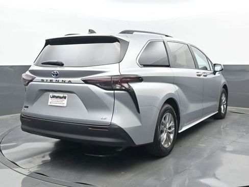 Used 2025 Toyota Sienna LE image 6