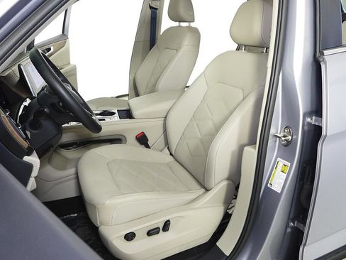 Certified 2025 Volkswagen Atlas SE w/ Panoramic Sunroof Package FWD image 23