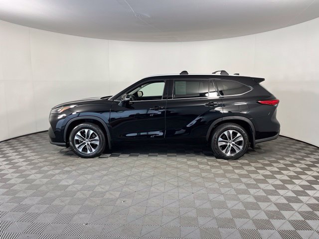 Used 2022 Toyota Highlander XLE AWD/4WD image 4