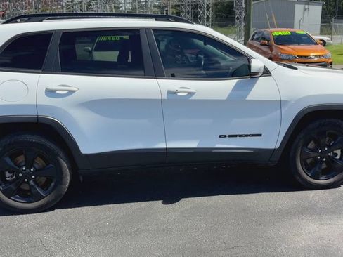 Used 2021 Jeep Cherokee Latitude Plus AWD/4WD image 9