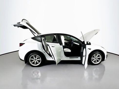Used 2021 Tesla Model Y Long Range AWD/4WD image 15