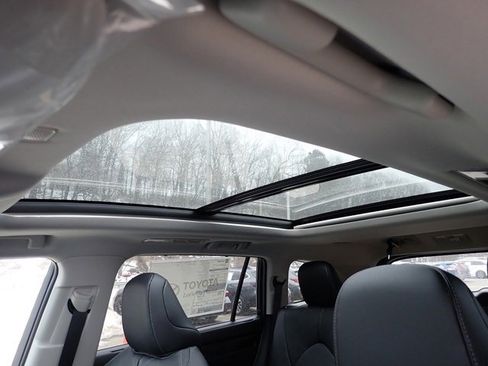 New 2026 Toyota Highlander Platinum image 17