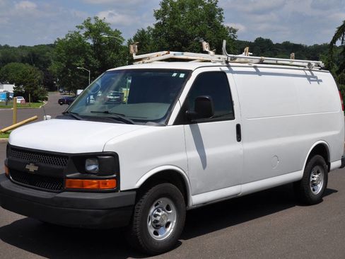 Used 2010 Chevrolet Express 2500 image 1
