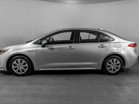 Used 2021 Toyota Corolla LE FWD image 3