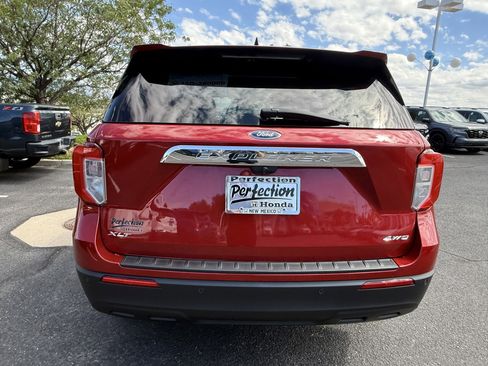 Used 2022 Ford Explorer XLT image 6