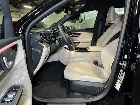 Used 2025 Mercedes-Benz GLC 300 4MATIC image 24