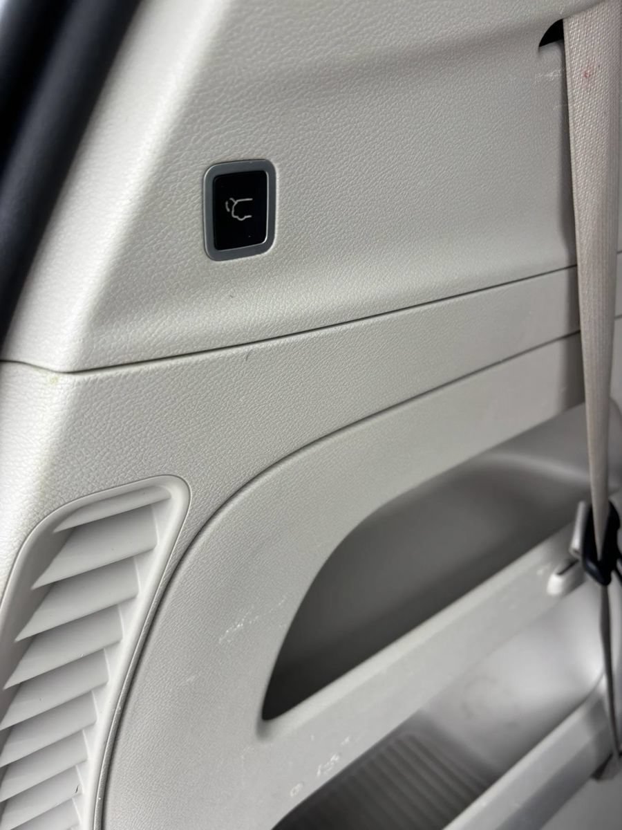 Used 2018 Chrysler Pacifica Touring-L FWD image 19