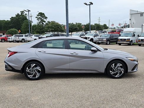 Used 2025 Hyundai Elantra Limited FWD image 7