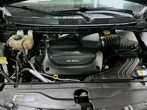 Used 2018 Chrysler Pacifica Touring-L w/ Tire & Wheel Group FWD image 32