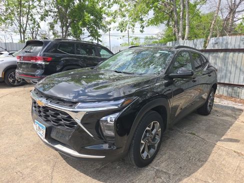 Used 2025 Chevrolet Trax LT w/ LT Convenience Package image 1