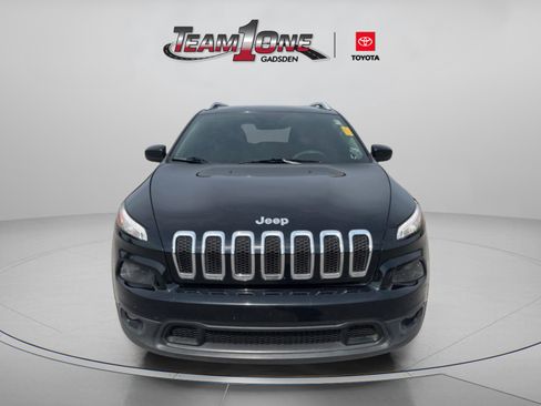 Used 2017 Jeep Cherokee Latitude w/ Comfort/Convenience Group FWD image 2