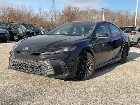 Used 2025 Toyota Camry image 1