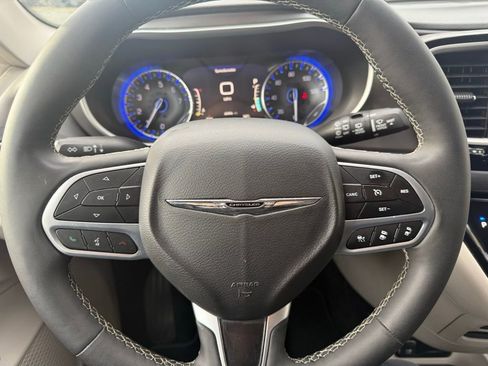 Used 2024 Chrysler Pacifica Touring-L image 19