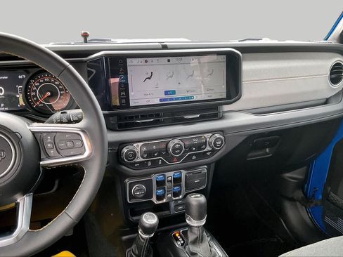 Used 2024 Jeep Wrangler Unlimited Sahara AWD/4WD image 7