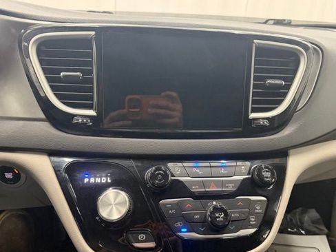 Used 2024 Chrysler Pacifica Touring-L FWD image 18