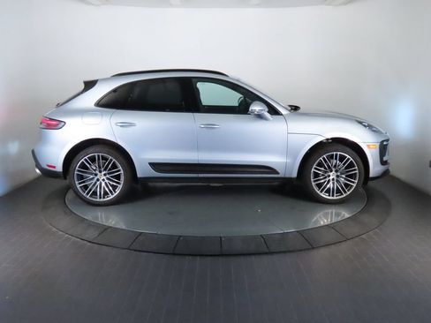 Certified 2026 Porsche Macan AWD/4WD image 8