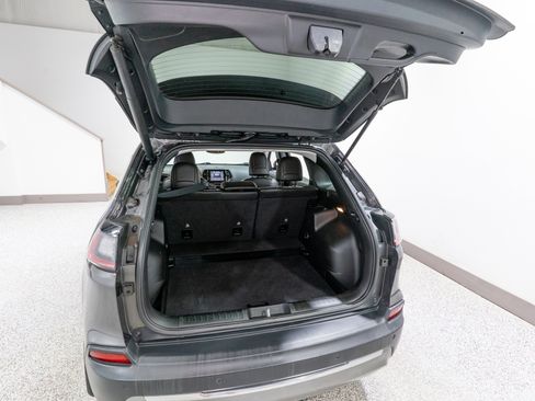 Used 2019 Jeep Cherokee Limited FWD image 32