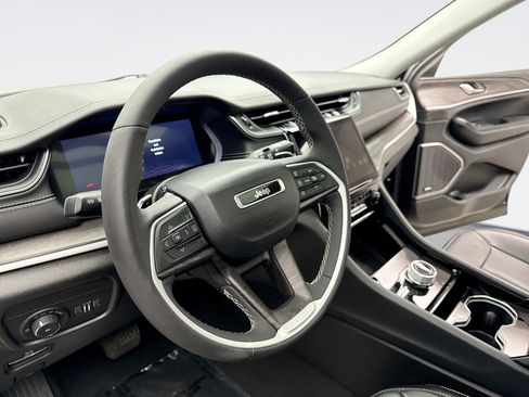 Used 2023 Jeep Grand Cherokee Limited w/ Luxury Tech Group II image 10