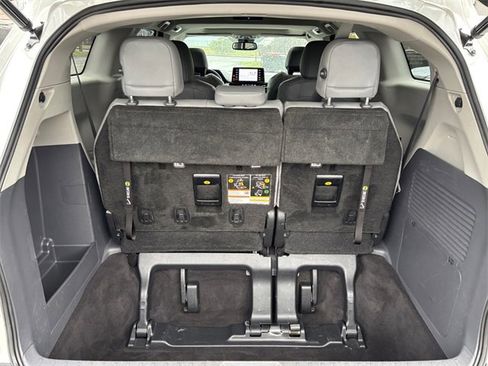 Used 2021 Toyota Sienna XLE image 20