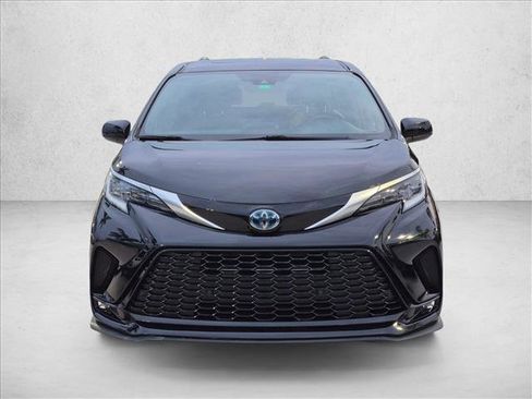 Used 2021 Toyota Sienna XSE w/ XSE Plus Package FWD image 2