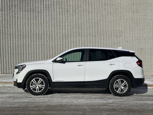 Used 2024 GMC Terrain SLE image 2
