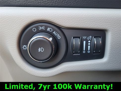 Used 2023 Chrysler Pacifica Limited image 23