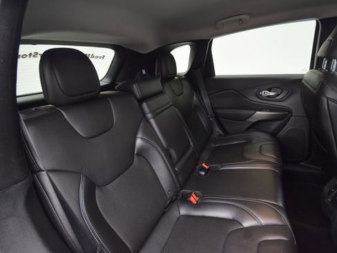 Used 2019 Jeep Cherokee Latitude Plus w/ Cold Weather Group AWD/4WD image 17