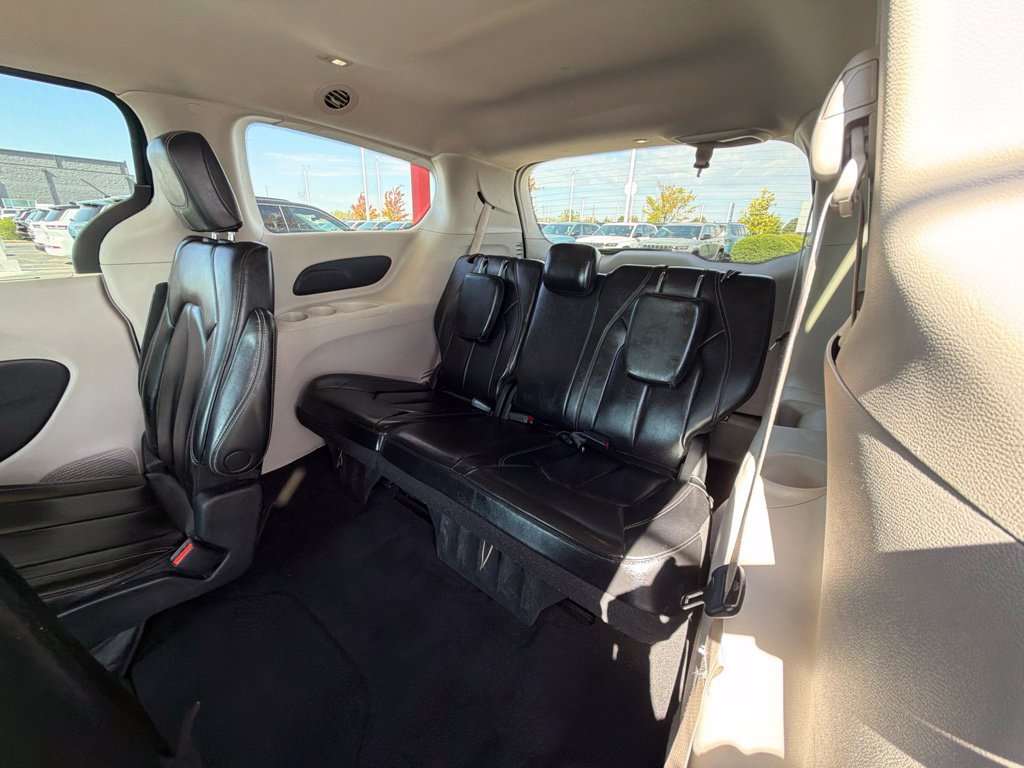 Used 2023 Chrysler Pacifica Touring-L FWD image 18