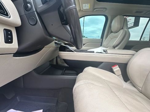 Used 2019 Lincoln Navigator Reserve AWD/4WD image 25