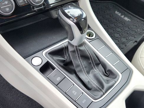 Used 2023 Volkswagen Jetta SE w/ Panoramic Sunroof Package image 12