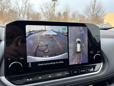 Used 2023 Nissan Rogue Platinum w/ Platinum Premium Package image 18