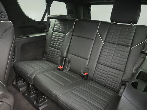 Used 2025 Cadillac Escalade ESV Premium Luxury Platinum AWD/4WD image 17