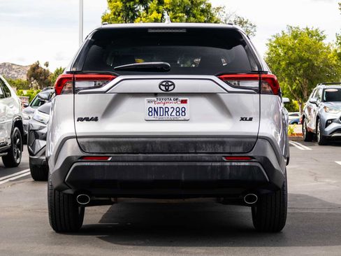 Used 2019 Toyota RAV4 XLE w/ Convenience Package FWD image 9