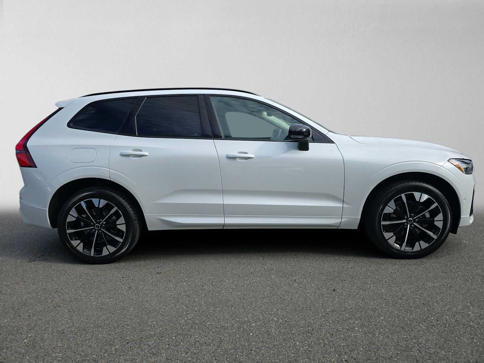Used 2026 Volvo XC60 B5 Plus w/ Climate Package AWD/4WD image 2