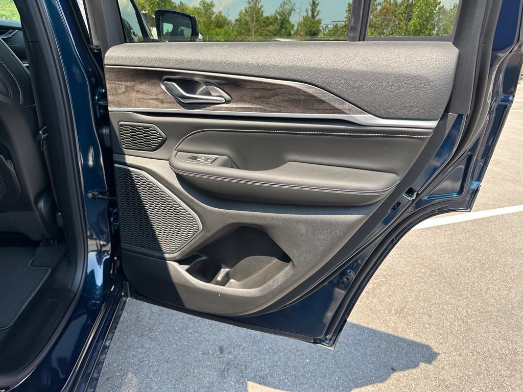 New 2027 Jeep Grand Cherokee Limited AWD/4WD image 24