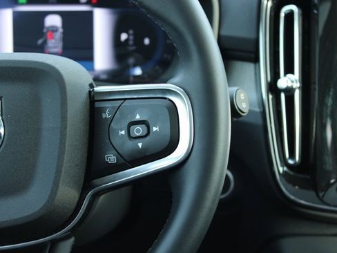 Used 2025 Volvo XC40 B5 Plus image 27