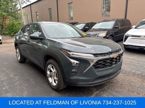 Used 2025 Chevrolet Trax LS w/ LS Convenience Package FWD image 4