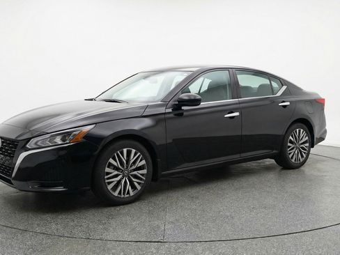 Used 2025 Nissan Altima 2.5 SV image 3