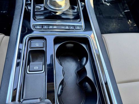 Used 2019 Jaguar XE Premium image 32