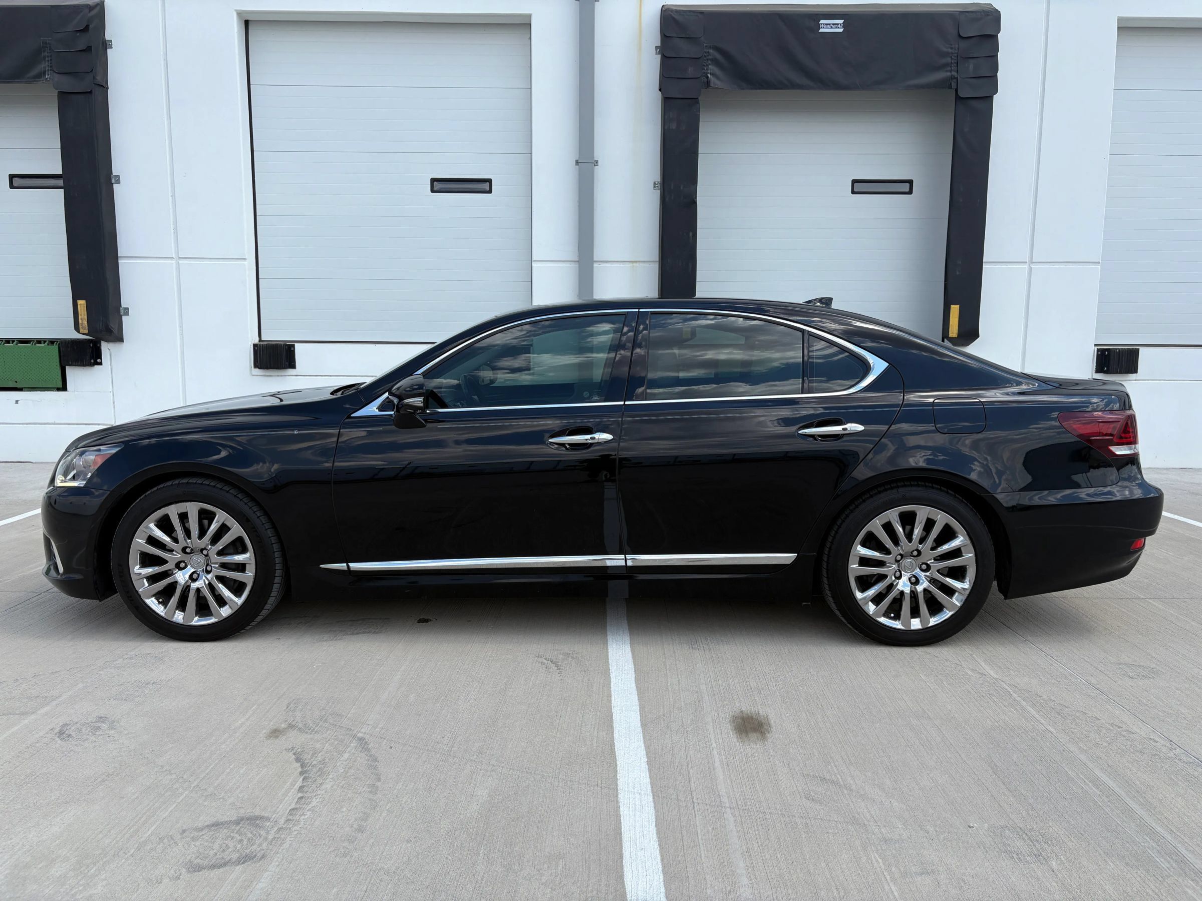 Used 2015 Lexus LS 460 w/ Ultra Luxury Package RWD image 4