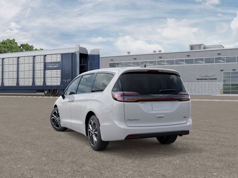 New 2026 Chrysler Pacifica Select image 3