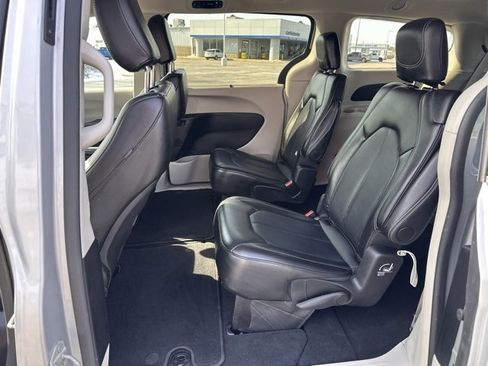 Used 2024 Chrysler Pacifica Touring-L image 11