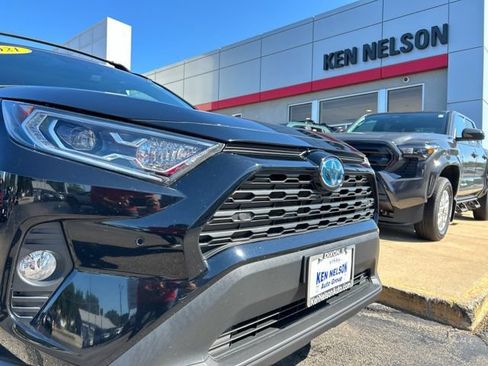 Used 2021 Toyota RAV4 XLE Premium AWD/4WD image 4