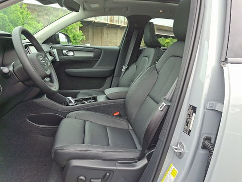 New 2025 Volvo XC40 B5 Plus w/ Protection Package Premier image 9