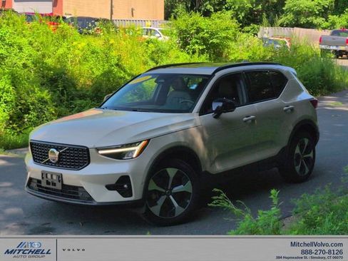 Certified 2025 Volvo XC40 B5 Plus AWD/4WD image 1